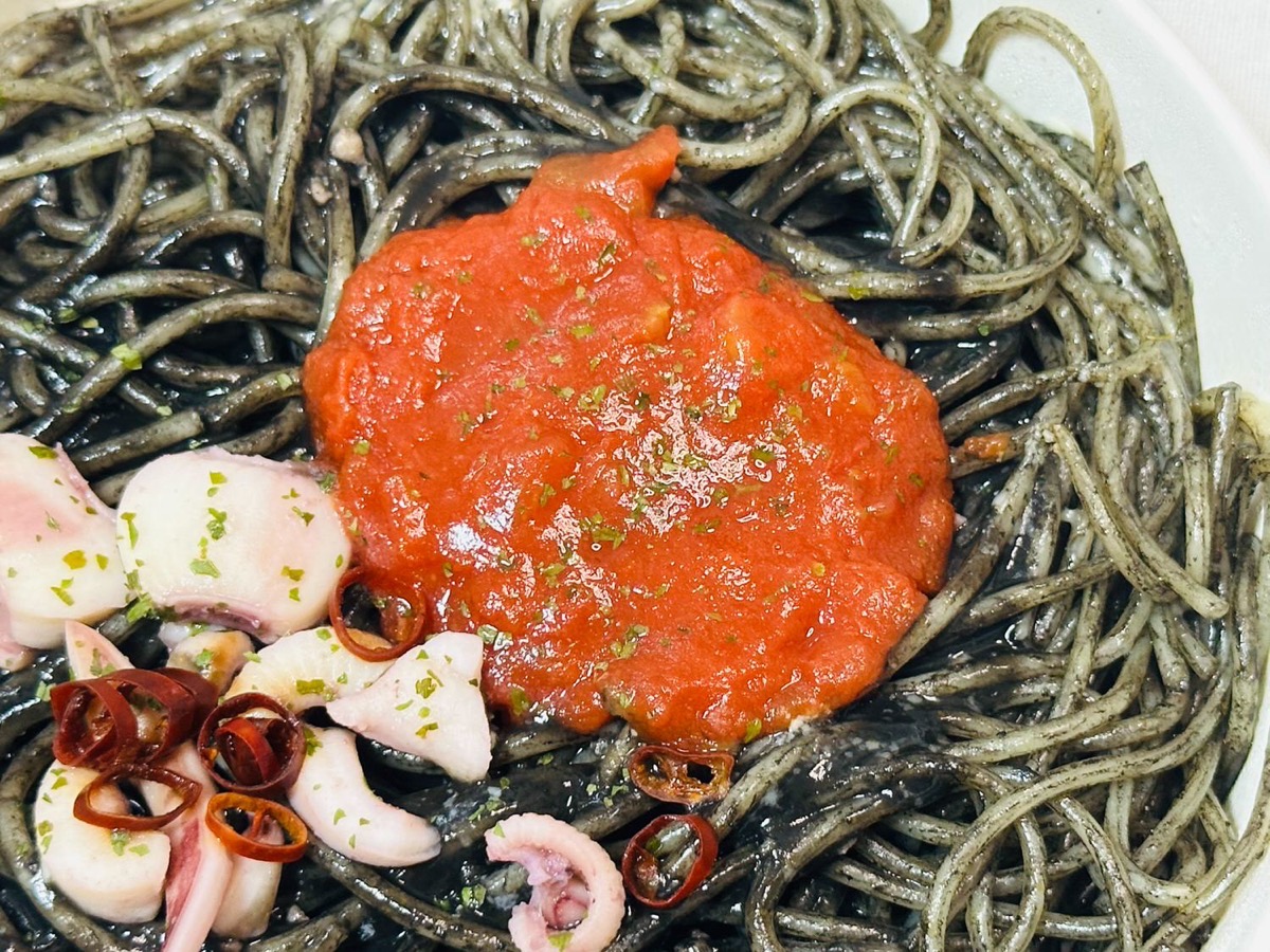 711-yami-ikasumi-020.jpg セブンイレブン ヤミ闇やみつき イカ墨パスタ 020.