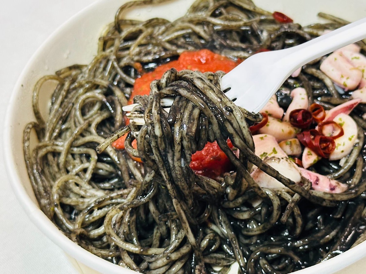 711-yami-ikasumi-023.jpg セブンイレブン ヤミ闇やみつき イカ墨パスタ 023.