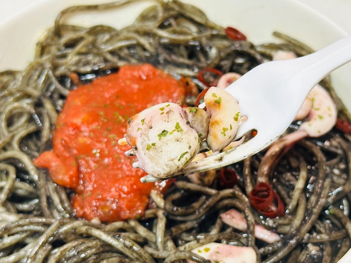 711-yami-ikasumi-025.jpg セブンイレブン ヤミ闇やみつき イカ墨パスタ 025.