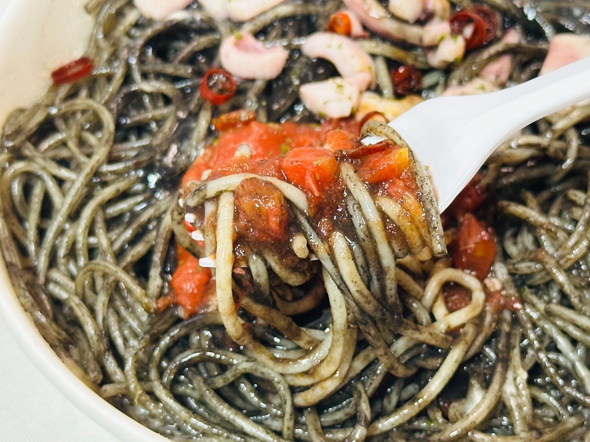 711-yami-ikasumi-028.jpg セブンイレブン ヤミ闇やみつき イカ墨パスタ 028.