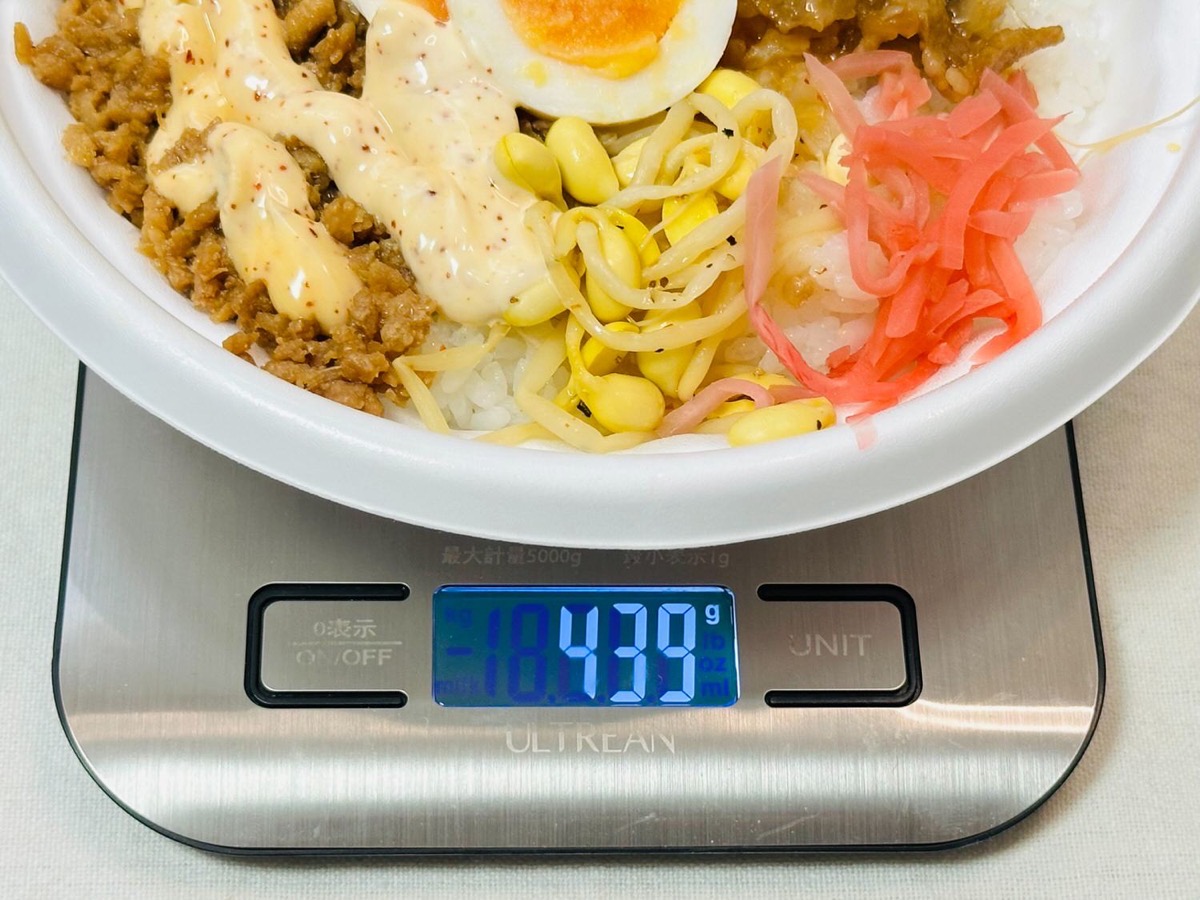 ファミマ ニンニク背脂が決め手のから揚げ＆豚焼肉月見丼 005.