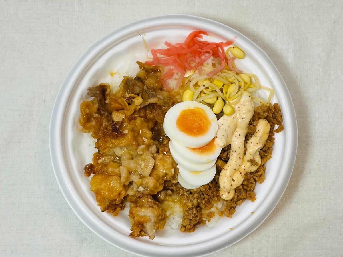 ファミマ ニンニク背脂が決め手のから揚げ＆豚焼肉月見丼 008.