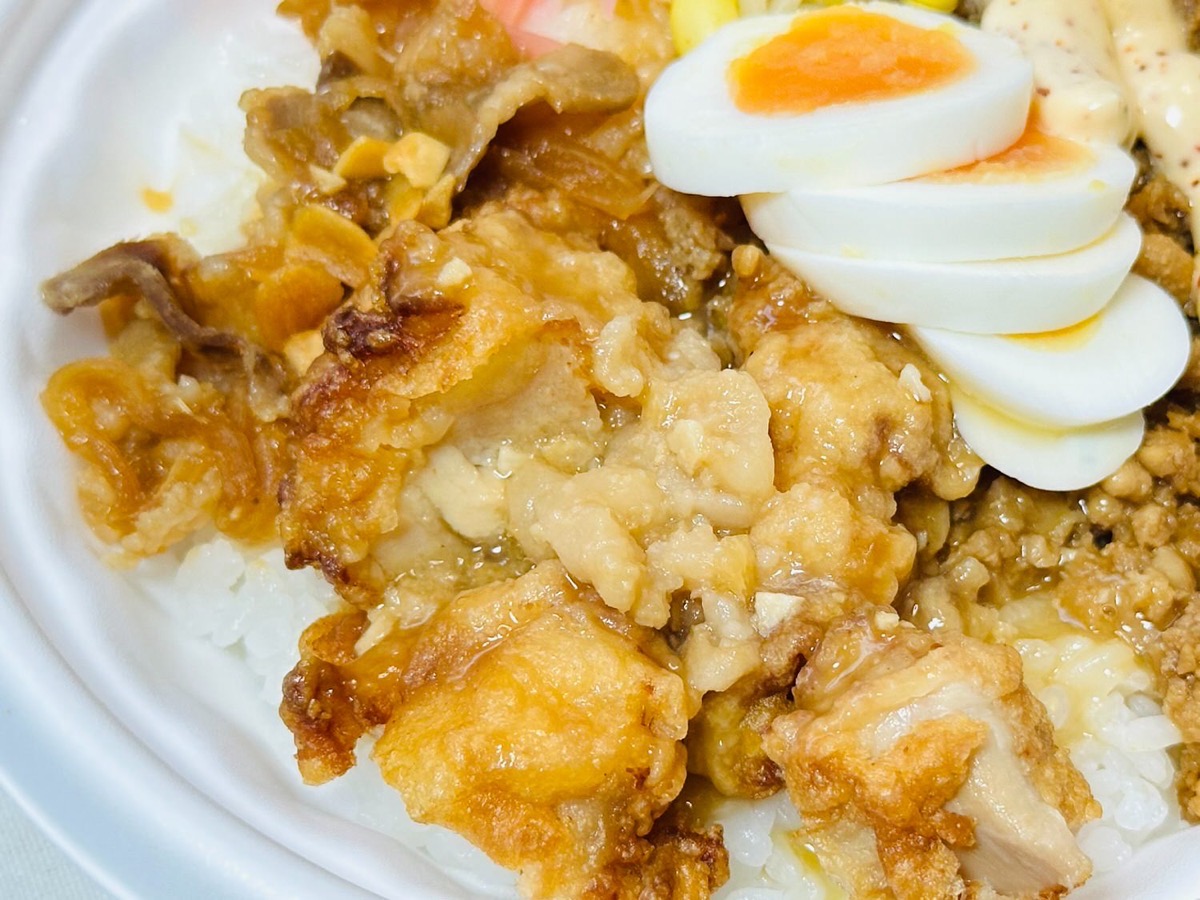 ファミマ ニンニク背脂が決め手のから揚げ＆豚焼肉月見丼 010.