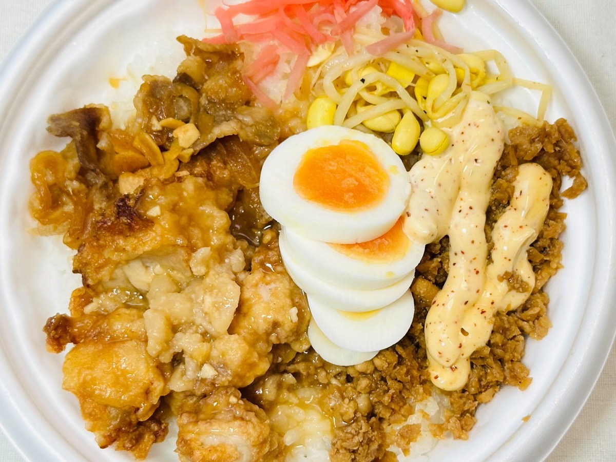 ファミマ ニンニク背脂が決め手のから揚げ＆豚焼肉月見丼 011.