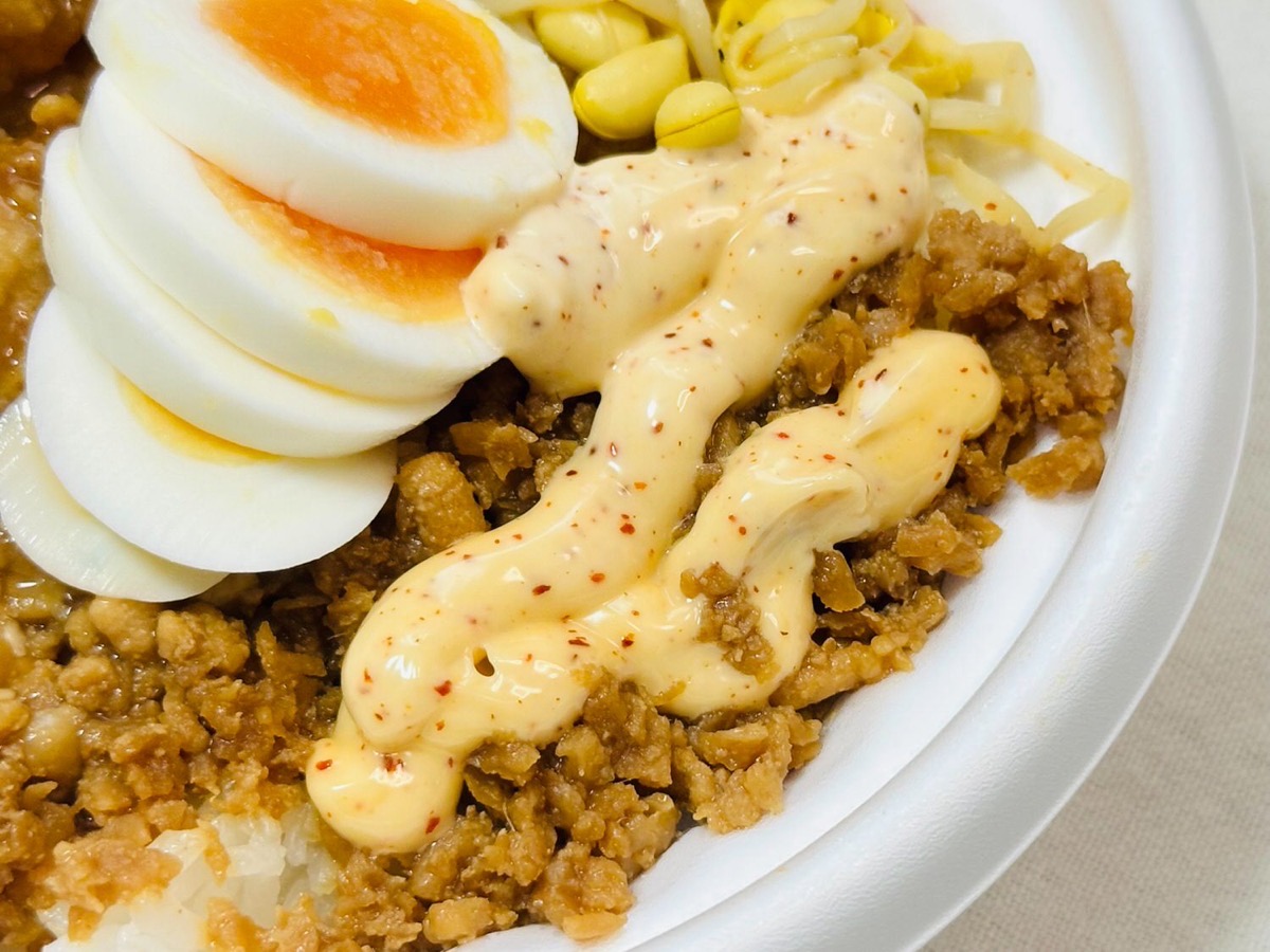 ファミマ ニンニク背脂が決め手のから揚げ＆豚焼肉月見丼 014.