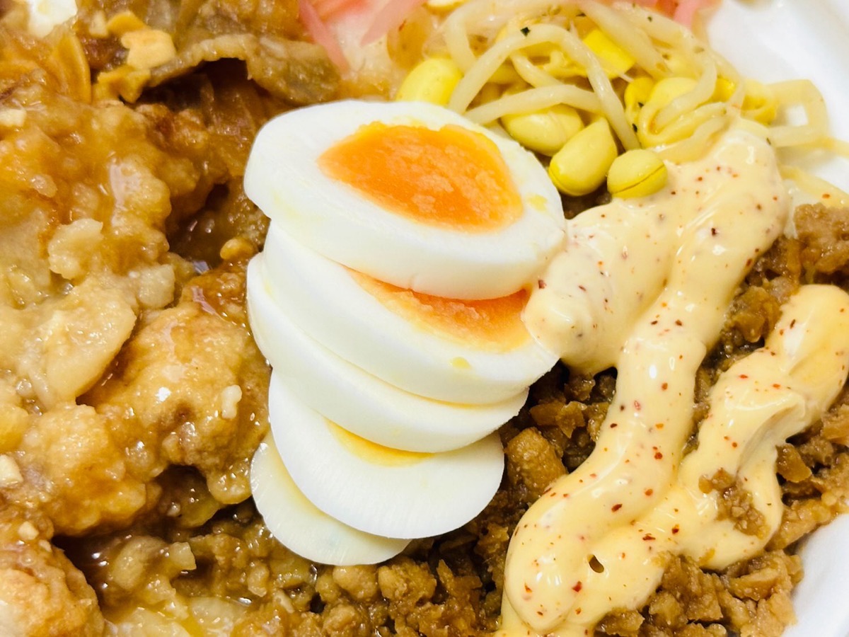 ファミマ ニンニク背脂が決め手のから揚げ＆豚焼肉月見丼 015.