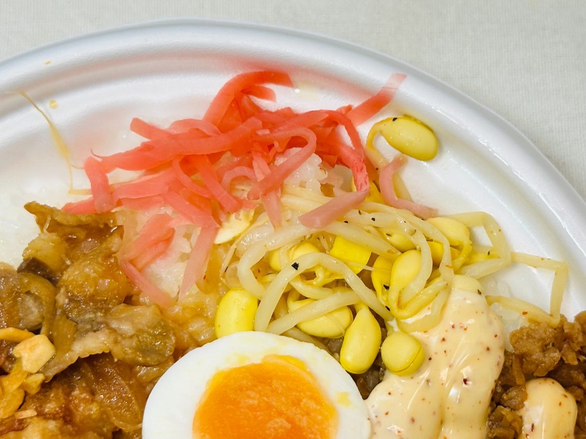 ファミマ ニンニク背脂が決め手のから揚げ＆豚焼肉月見丼 019.