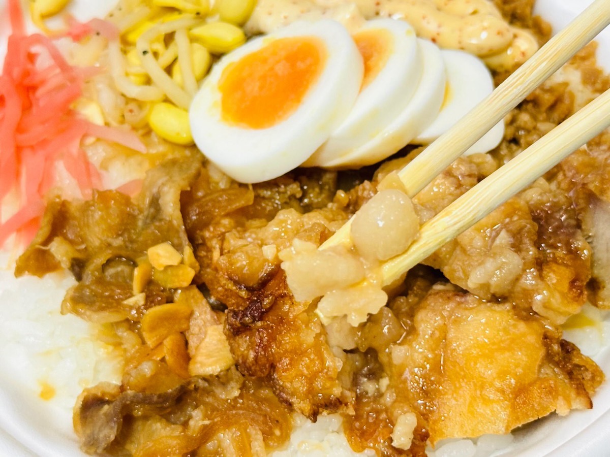 ファミマ ニンニク背脂が決め手のから揚げ＆豚焼肉月見丼 020.