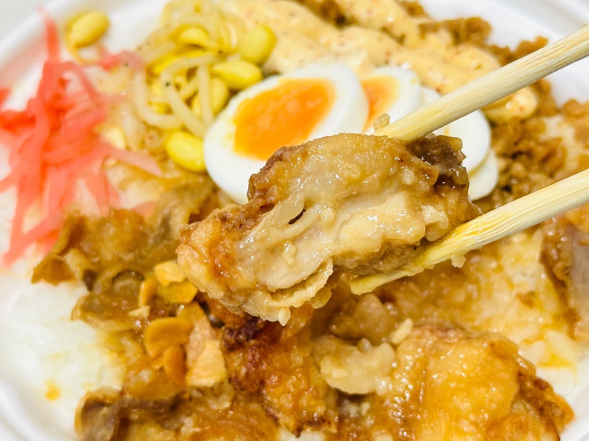 ファミマ ニンニク背脂が決め手のから揚げ＆豚焼肉月見丼 022.