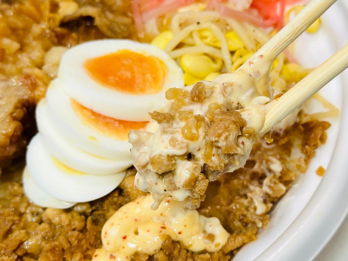ファミマ ニンニク背脂が決め手のから揚げ＆豚焼肉月見丼 023.