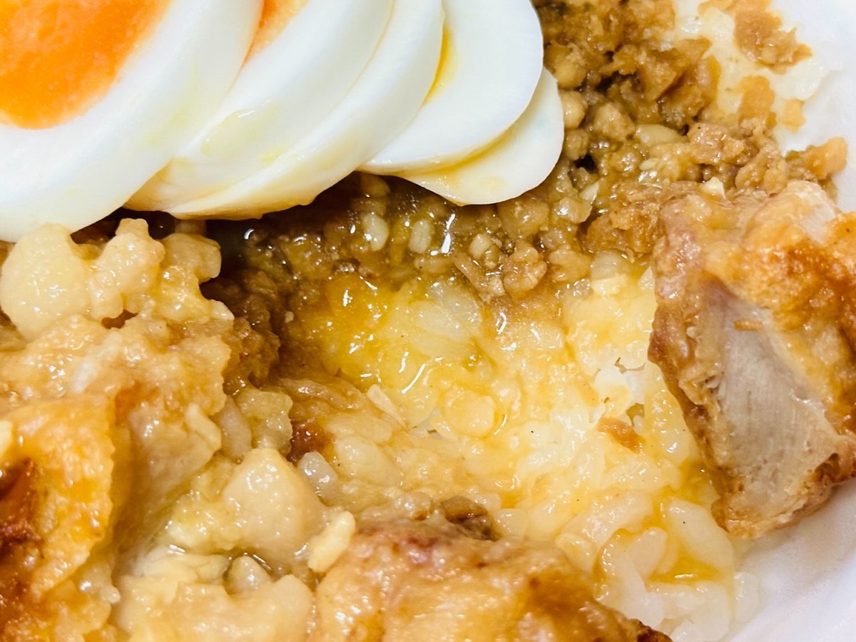 ファミマ ニンニク背脂が決め手のから揚げ＆豚焼肉月見丼 024.