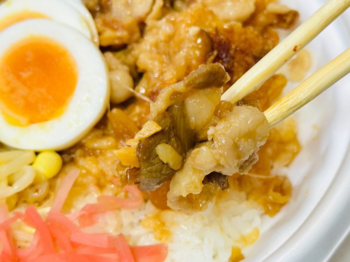 ファミマ ニンニク背脂が決め手のから揚げ＆豚焼肉月見丼 027.