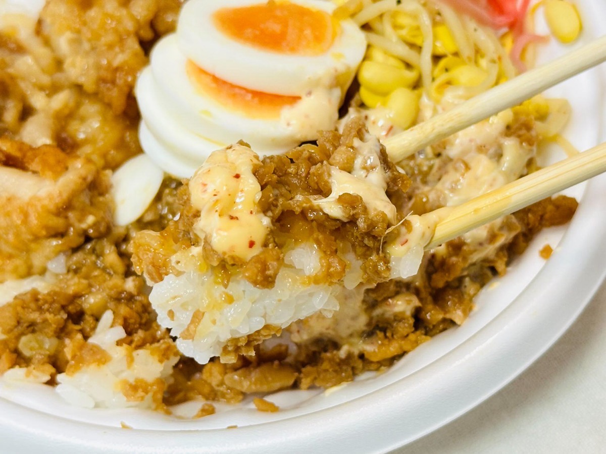 ファミマ ニンニク背脂が決め手のから揚げ＆豚焼肉月見丼 033.