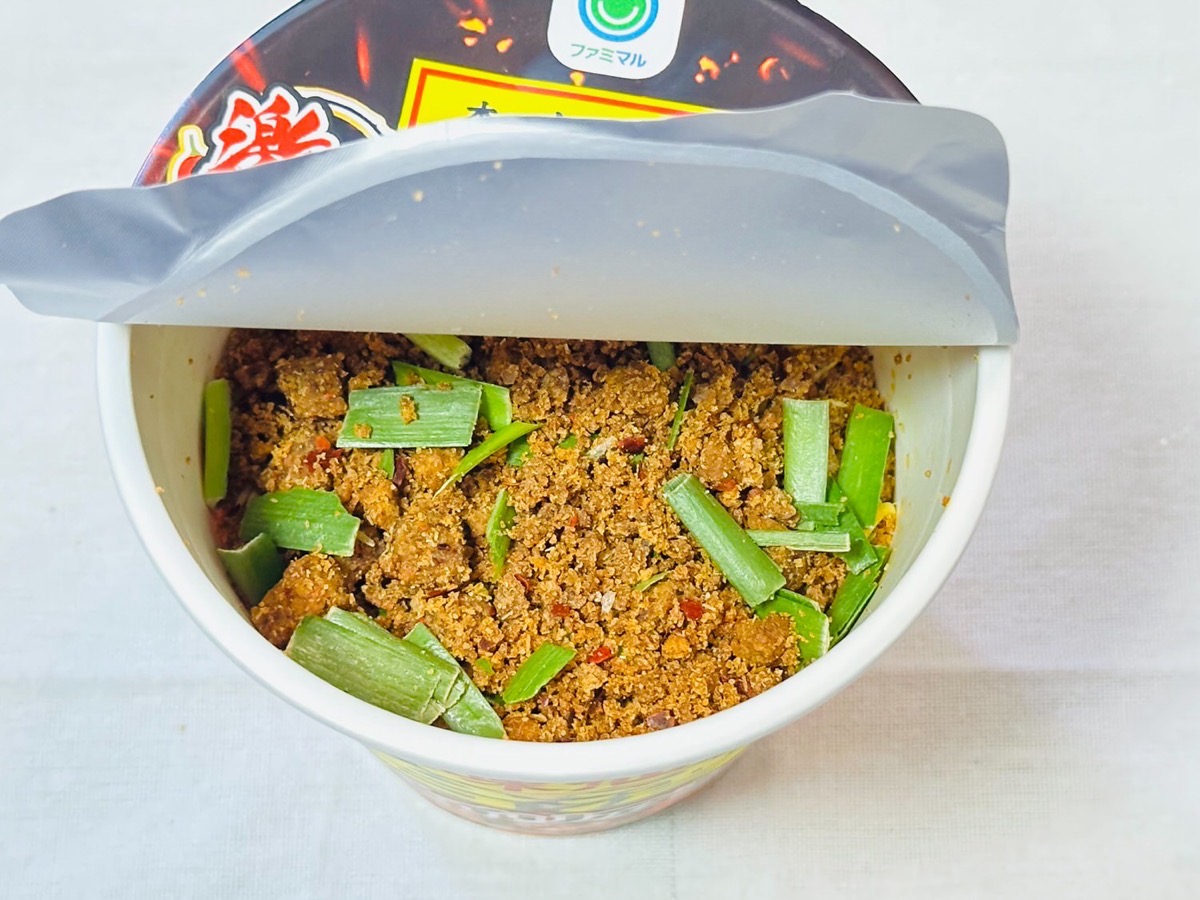 ファミマ 味仙本店監修 激辛台湾ラーメン エイリアン 008.