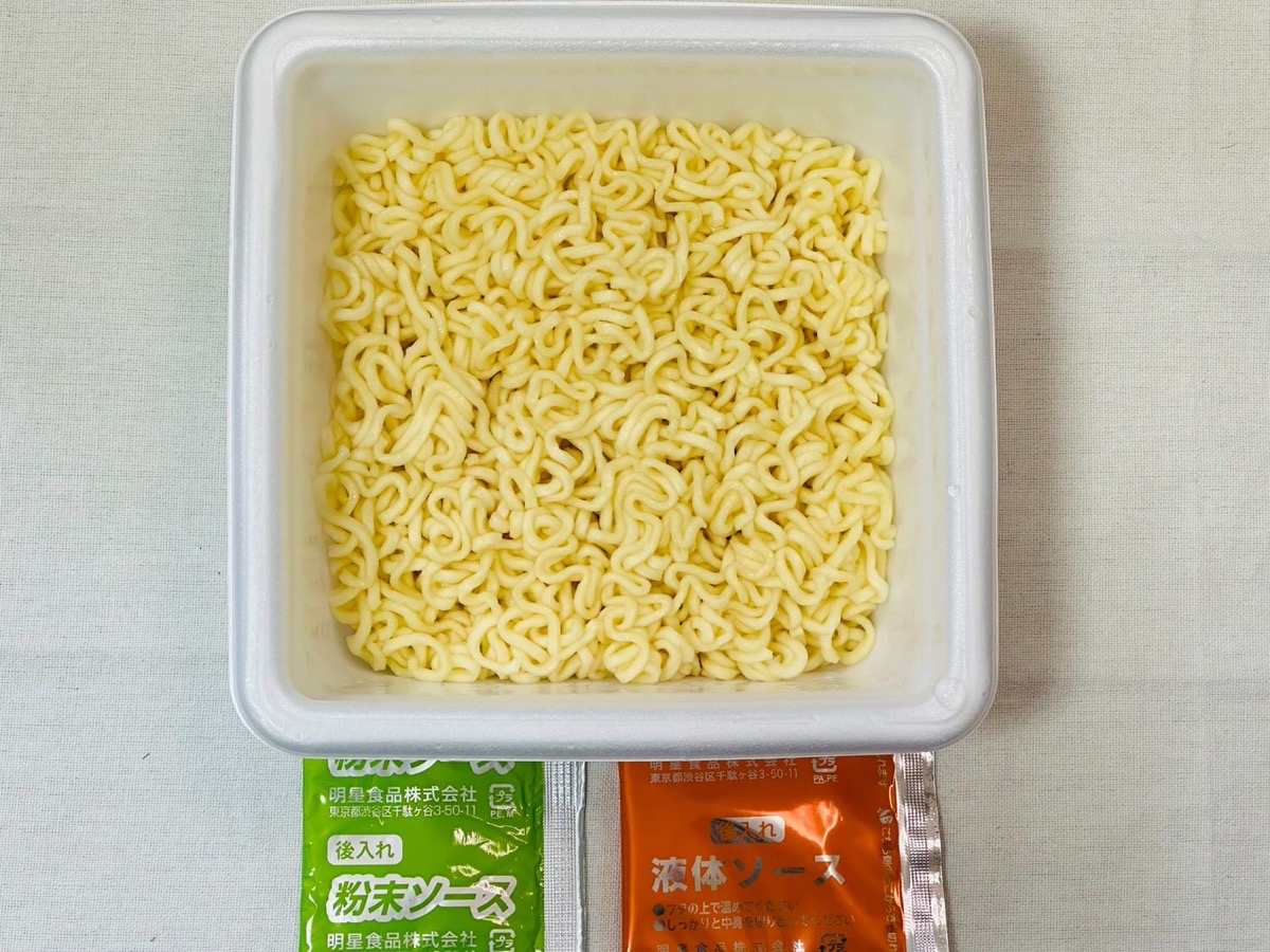 ローソン 麺大盛り 魚介香る油そば 012.