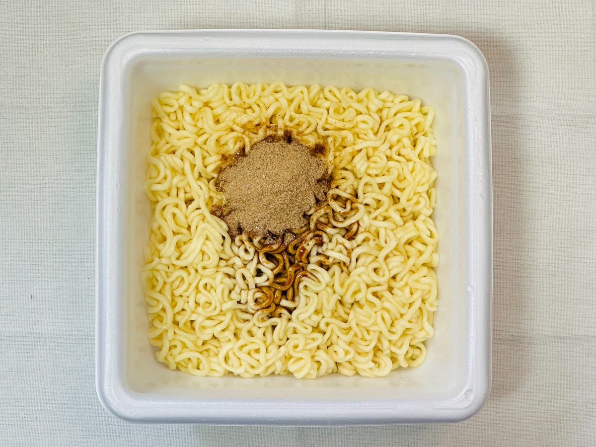 ローソン 麺大盛り 魚介香る油そば 015.