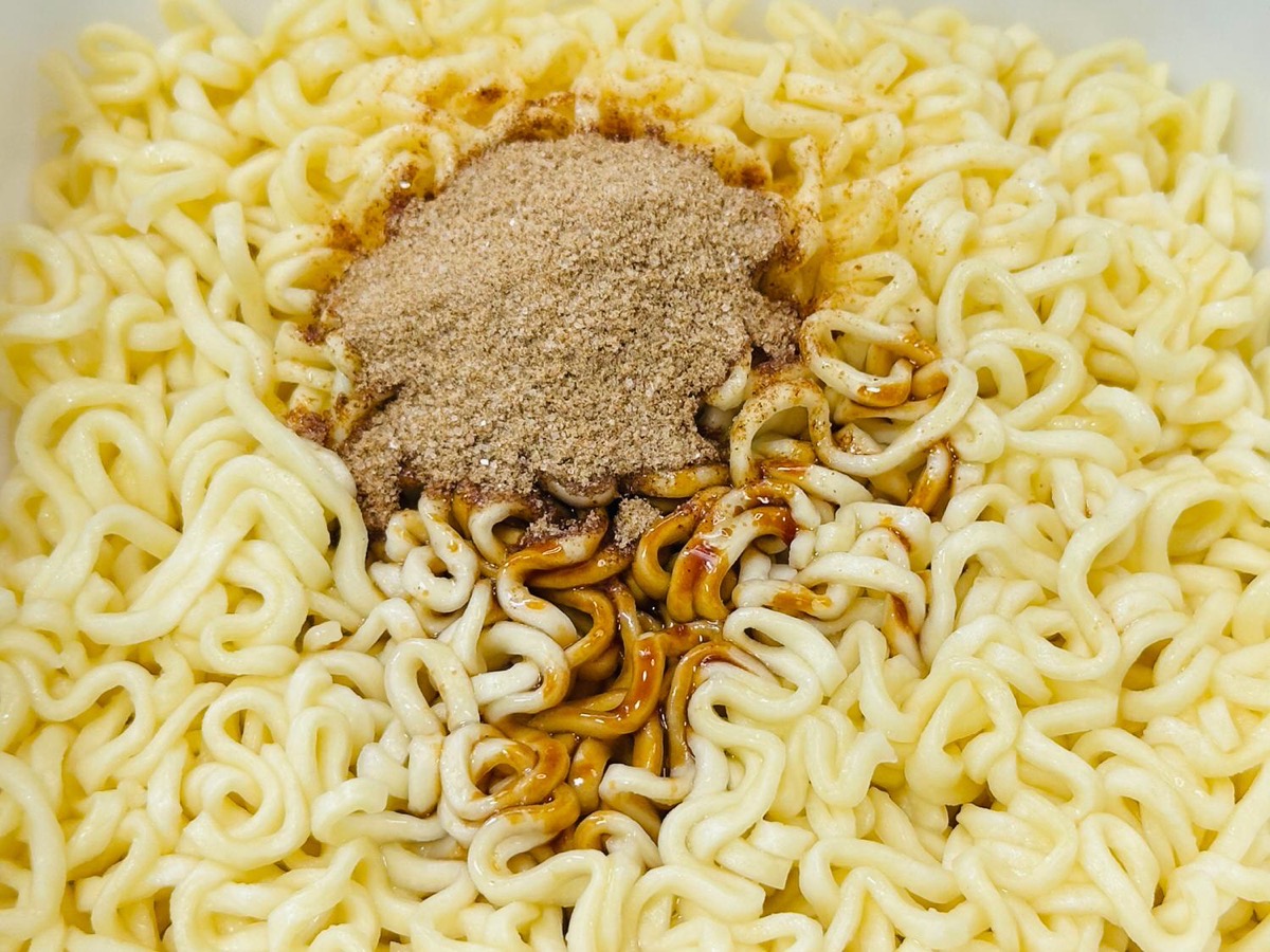 ローソン 麺大盛り 魚介香る油そば 017.