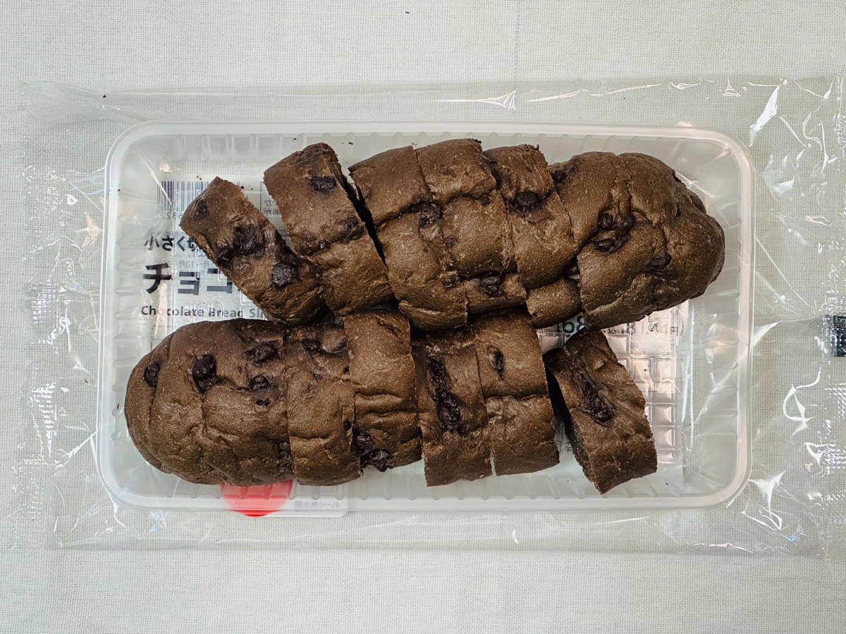 セブンイレブン 小さく切れてる チョコパン 12切入 007.