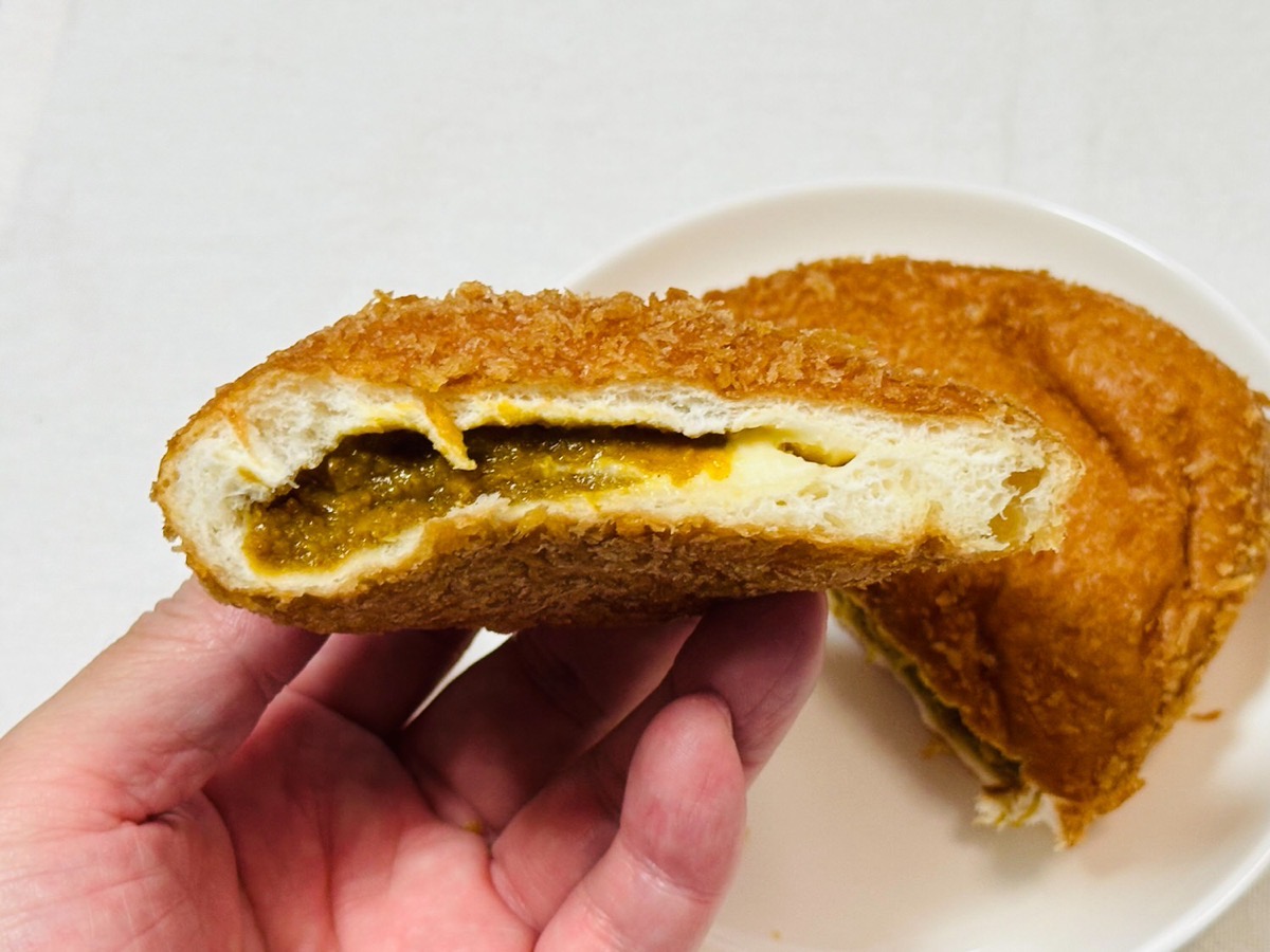 ファミリーマート 大きなチーズカレーパン 015.