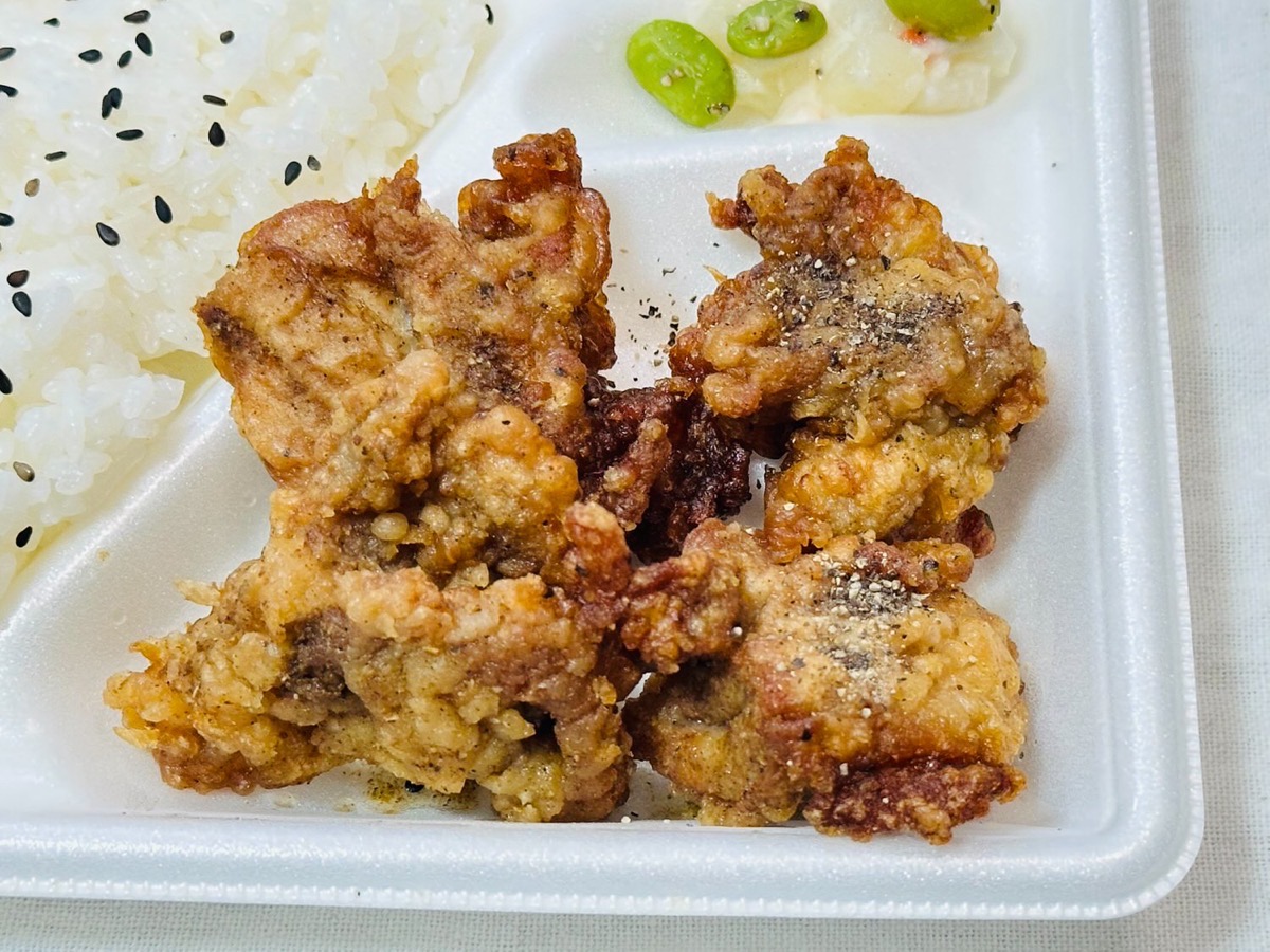 ファミマ リュウジの至高のレシピ スパイス際立つ！唐揚げ弁当 017.