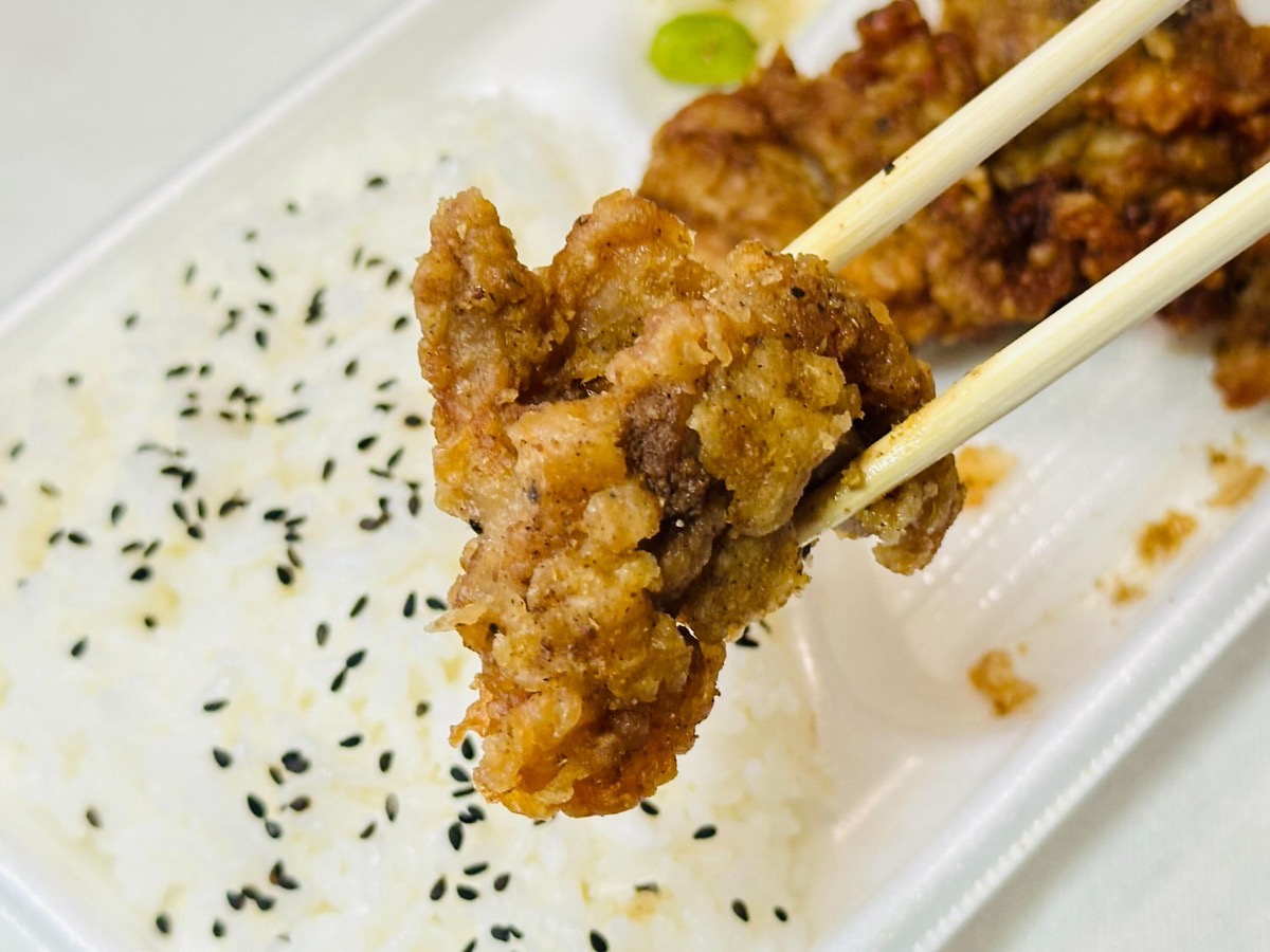 ファミマ リュウジの至高のレシピ スパイス際立つ！唐揚げ弁当 025.