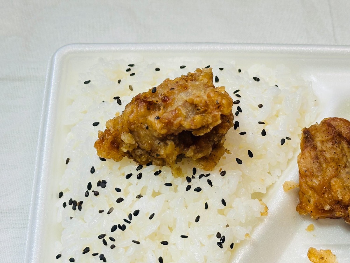 ファミマ リュウジの至高のレシピ スパイス際立つ！唐揚げ弁当 027.