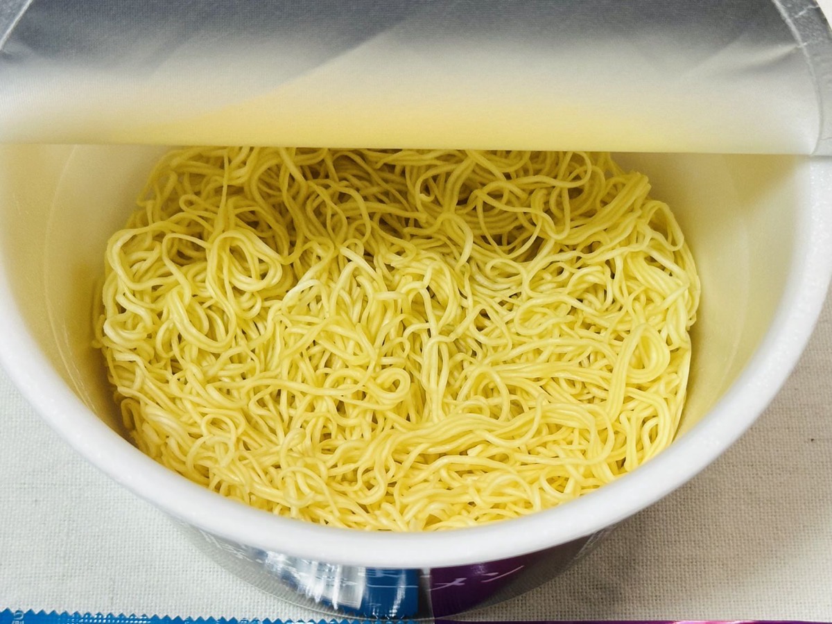 ローソン スープ激うま！濃厚豚骨ラーメン 007.