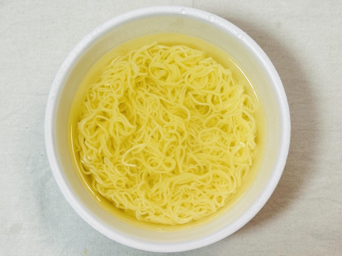 ローソン スープ激うま！濃厚豚骨ラーメン 010.