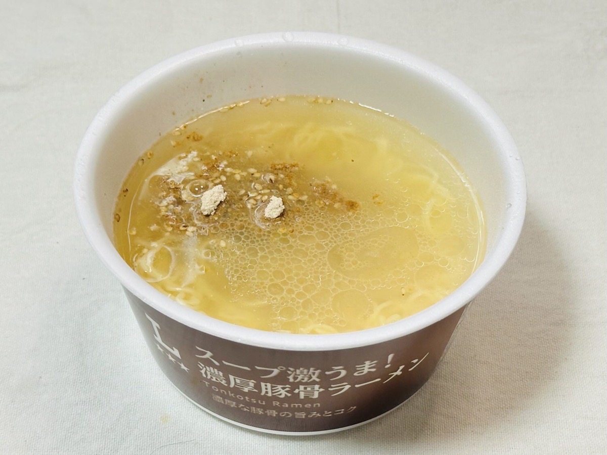 ローソン スープ激うま！濃厚豚骨ラーメン 013.