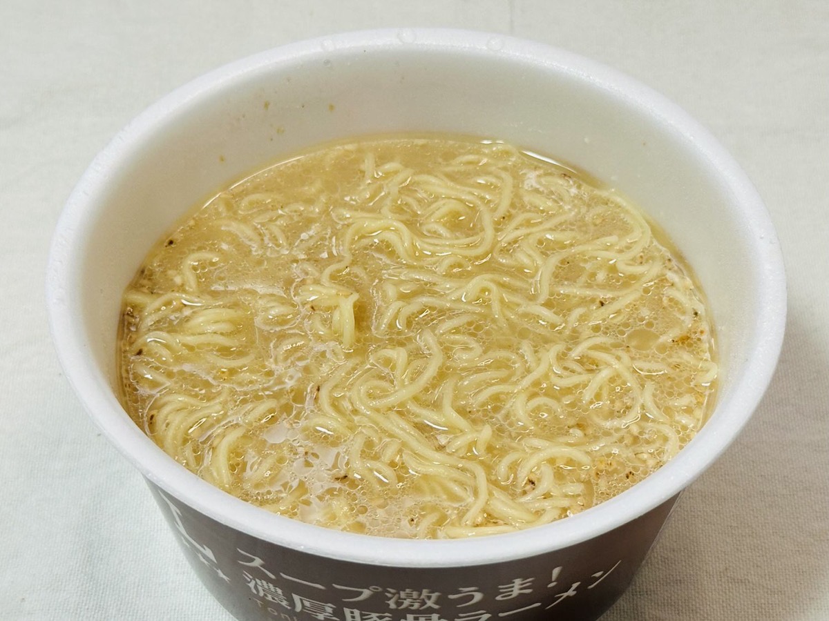 ローソン スープ激うま！濃厚豚骨ラーメン 017.