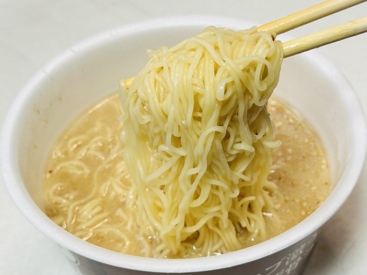 ローソン スープ激うま！濃厚豚骨ラーメン 019.