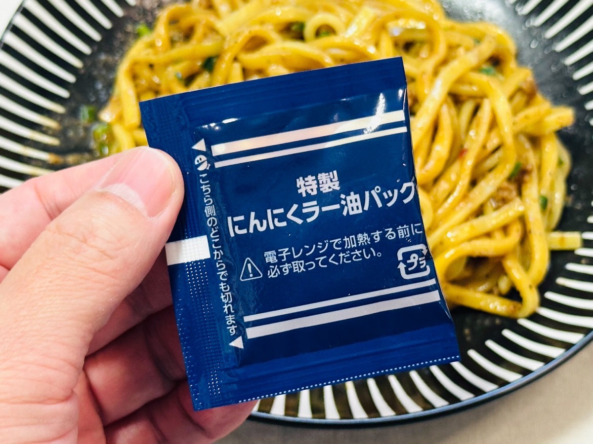 ローソン 台湾まぜそば にんにくラー油付き 010.