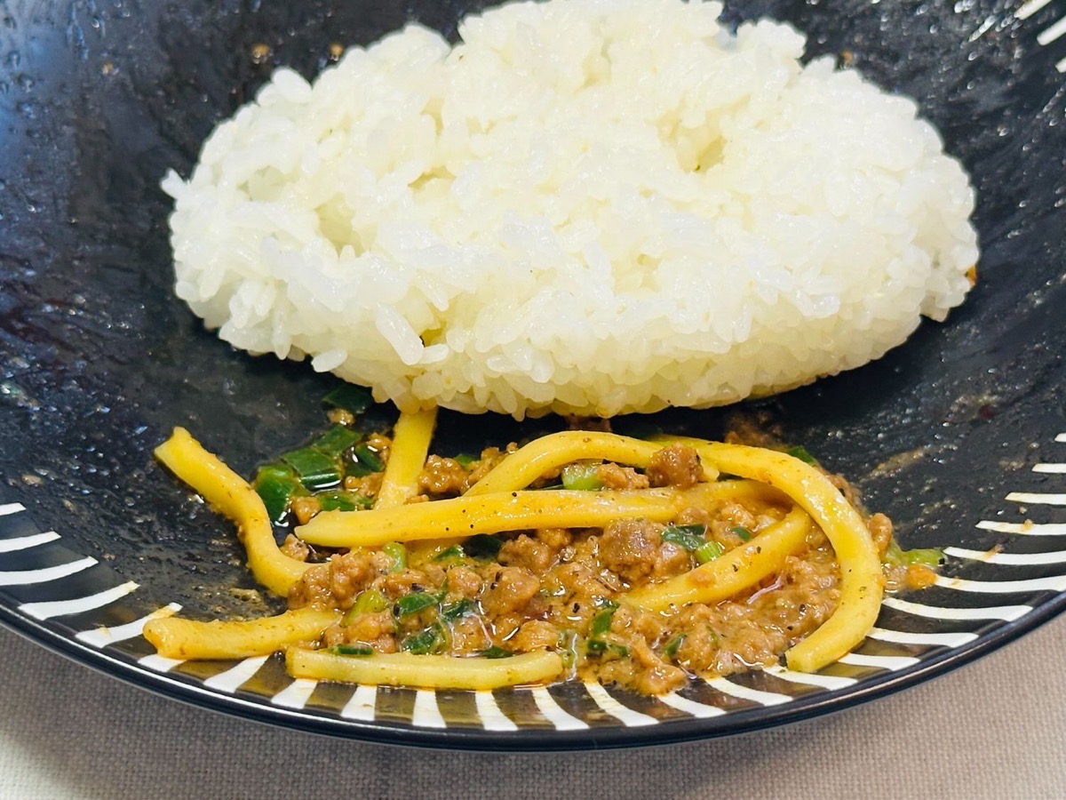 ローソン 台湾まぜそば にんにくラー油付き 025.