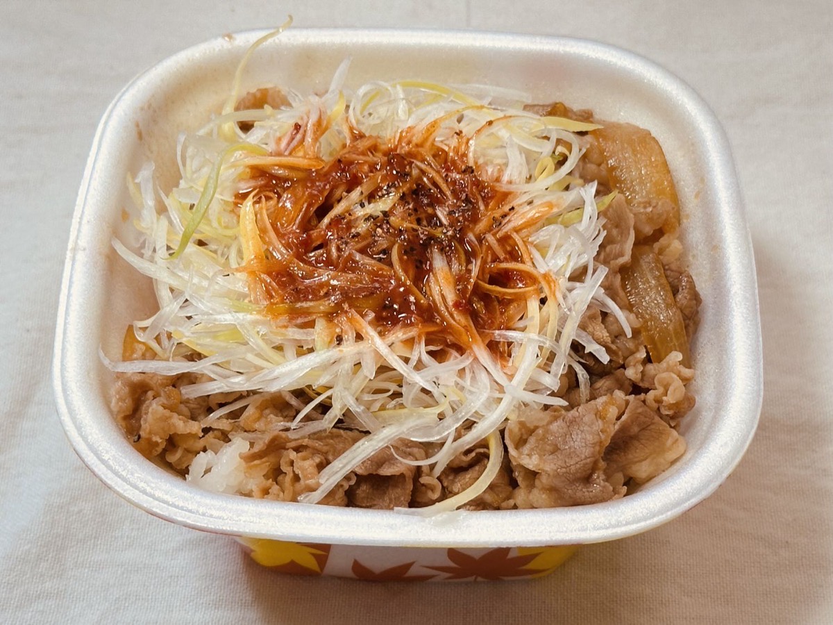 すき家 赤だれ白髪ねぎ牛丼 009.