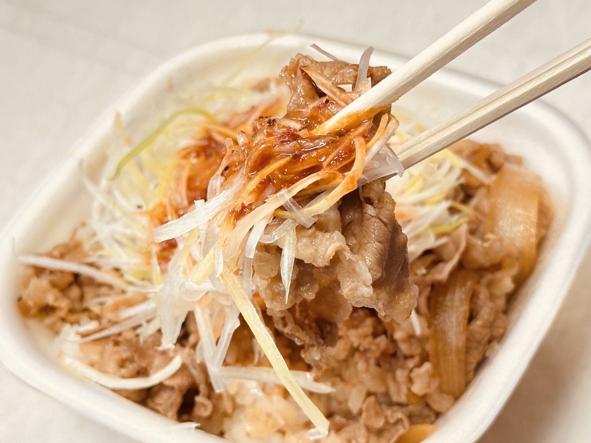 すき家 赤だれ白髪ねぎ牛丼 019.