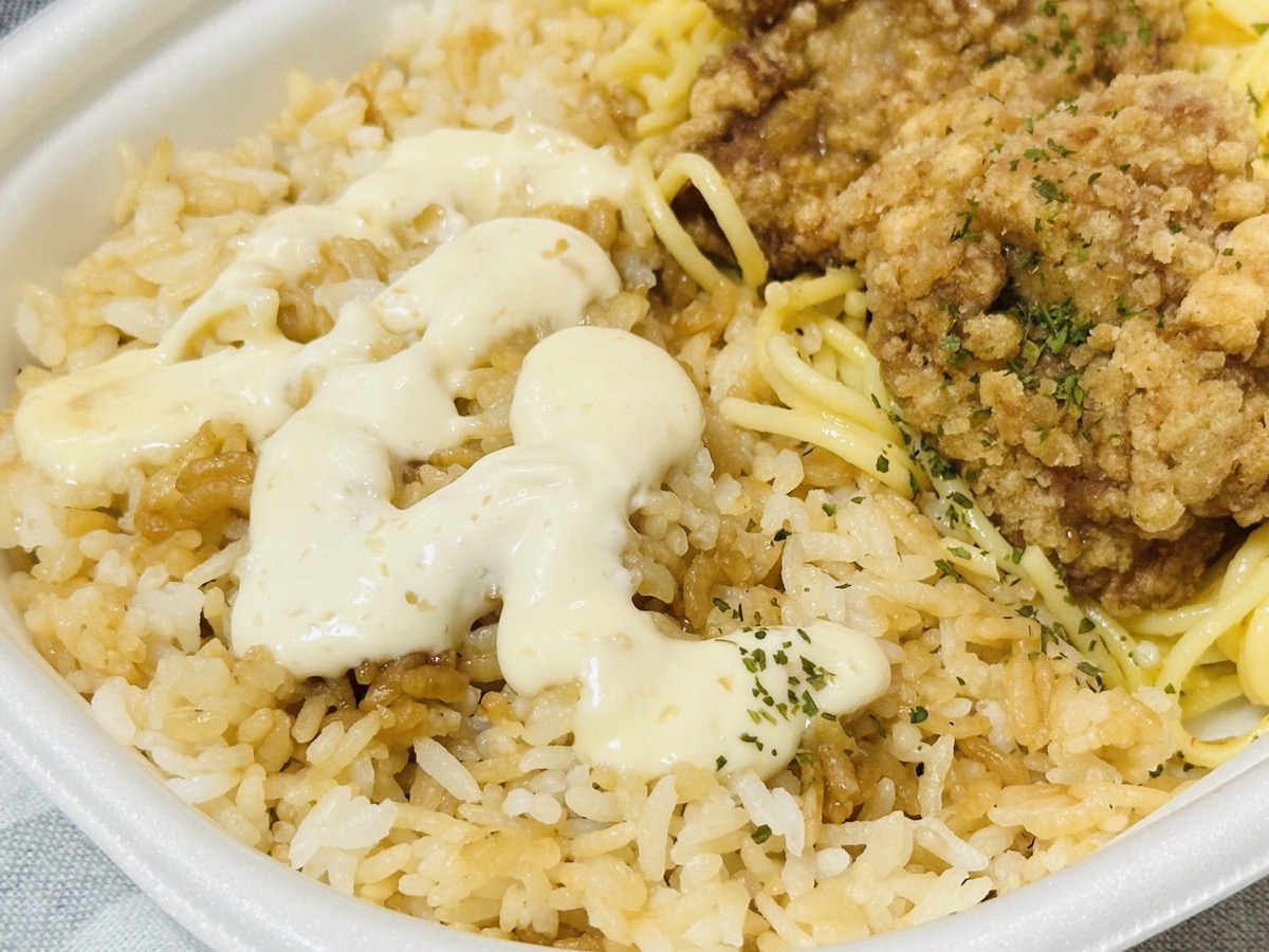セブンイレブン 背脂にんにくマヨ 唐揚げ＆ペペロンチーノ 012.