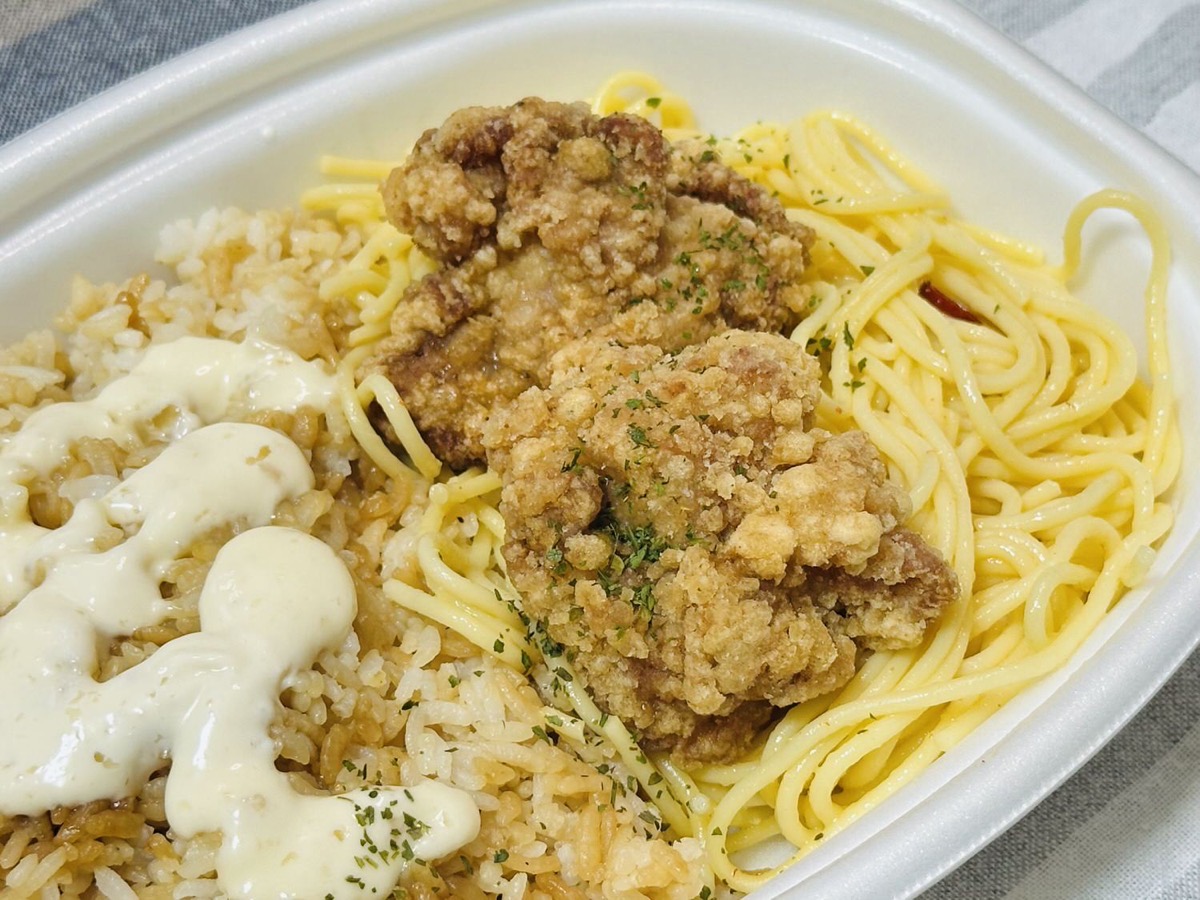 セブンイレブン 背脂にんにくマヨ 唐揚げ＆ペペロンチーノ 014.