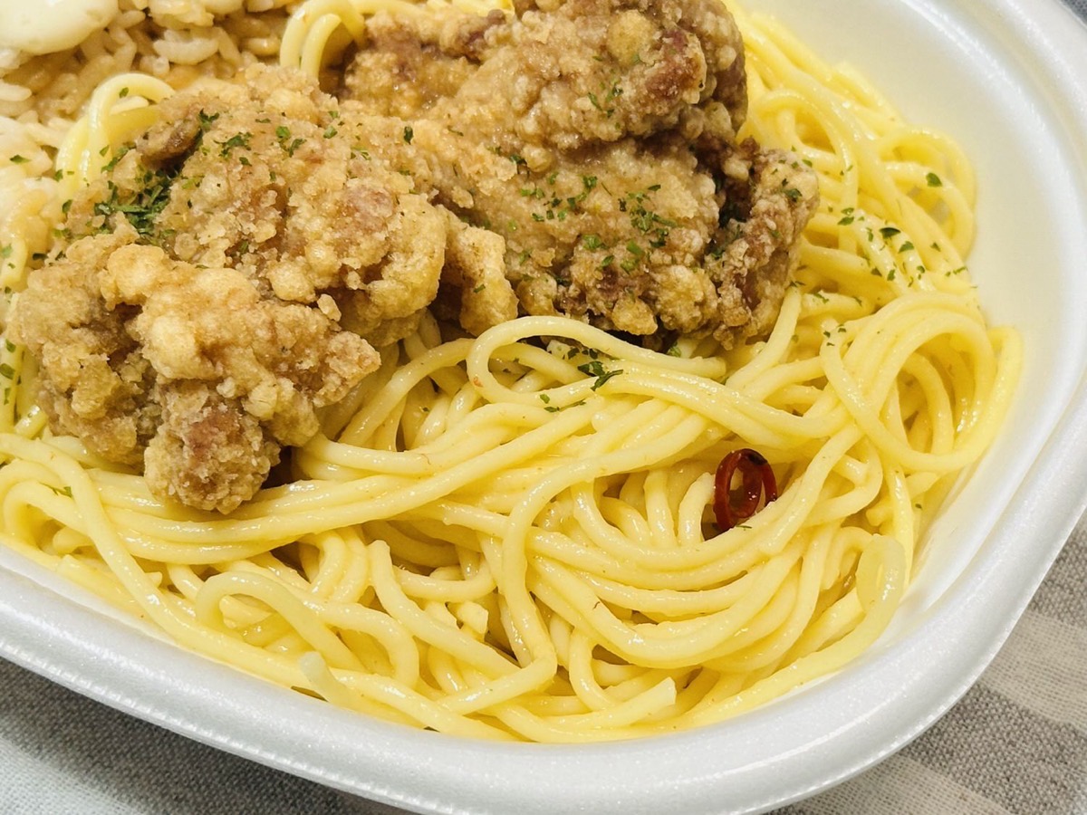 セブンイレブン 背脂にんにくマヨ 唐揚げ＆ペペロンチーノ 015.