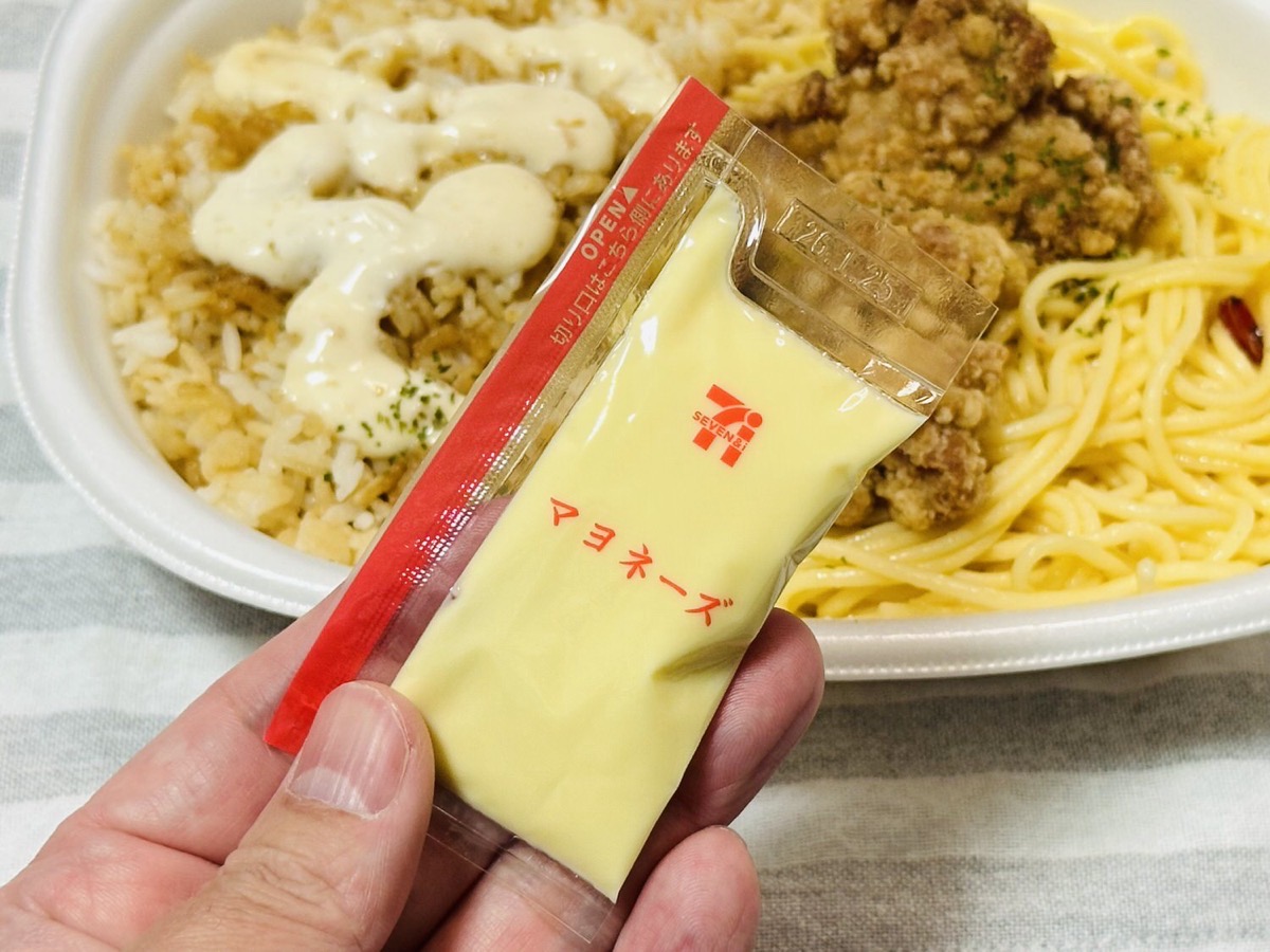 セブンイレブン 背脂にんにくマヨ 唐揚げ＆ペペロンチーノ 016.