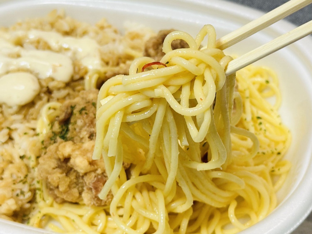 セブンイレブン 背脂にんにくマヨ 唐揚げ＆ペペロンチーノ 018.