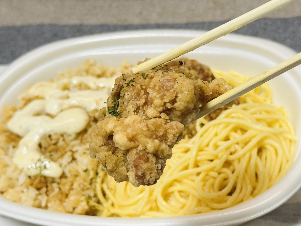 セブンイレブン 背脂にんにくマヨ 唐揚げ＆ペペロンチーノ 020.