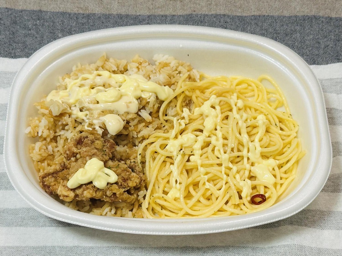 セブンイレブン 背脂にんにくマヨ 唐揚げ＆ペペロンチーノ 024.