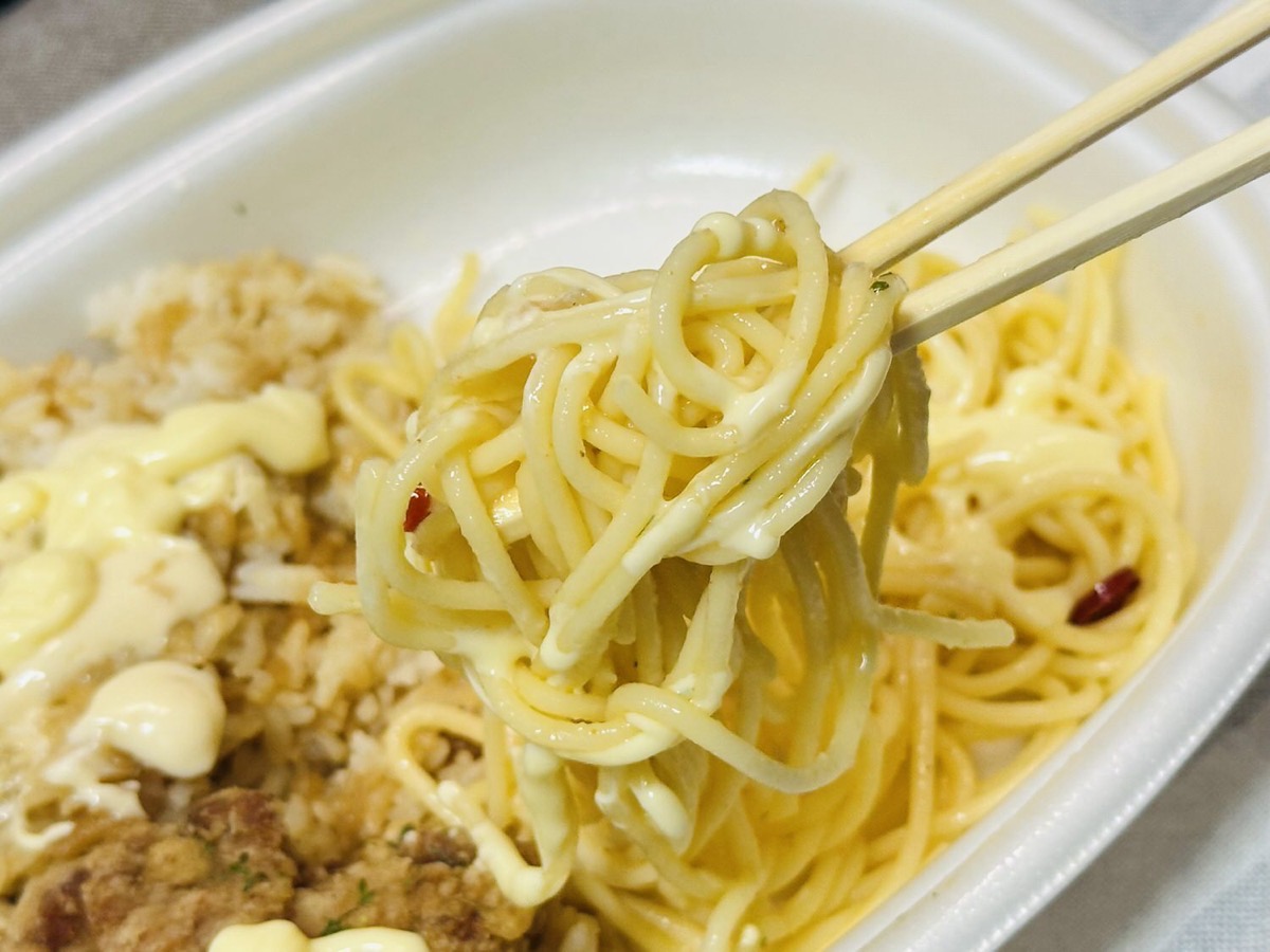 セブンイレブン 背脂にんにくマヨ 唐揚げ＆ペペロンチーノ 025.