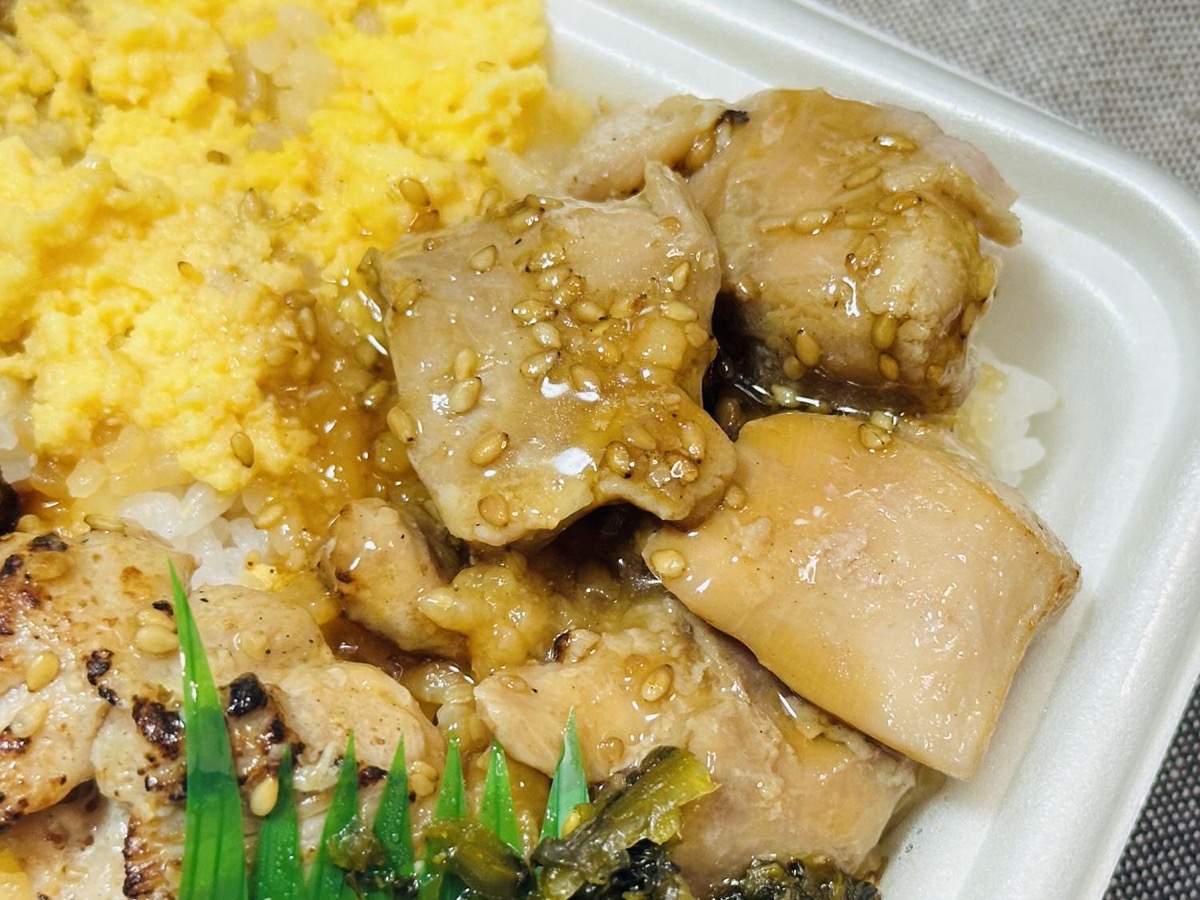 ファミマ 甘辛たれの焼き鳥＆つくね重 016.