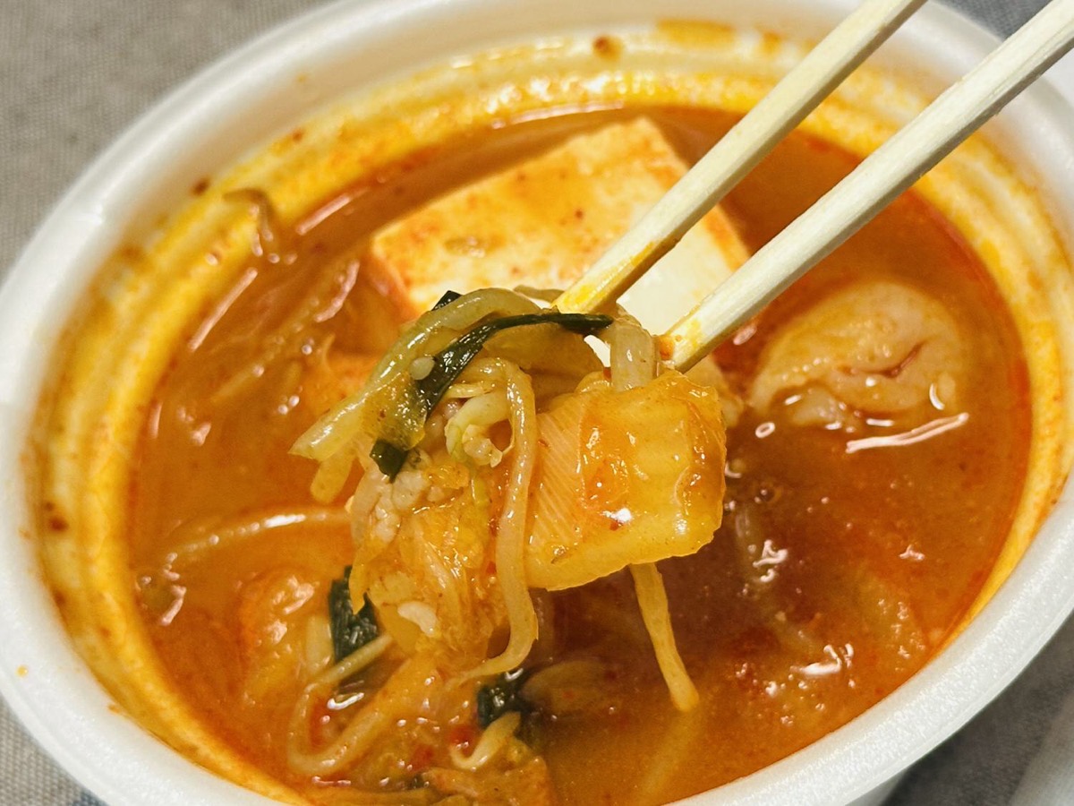 セブンイレブン コクと旨味のキムチチゲスープごはん 018.