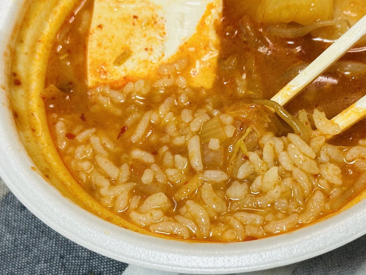 セブンイレブン コクと旨味のキムチチゲスープごはん 024.