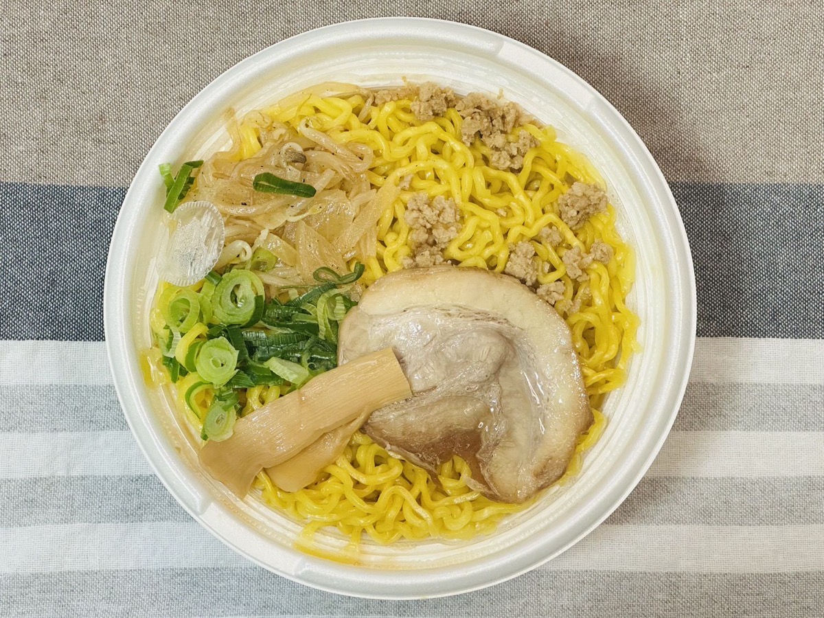 セブンイレブン 札幌すみれ監修濃厚みそラーメン 015.
