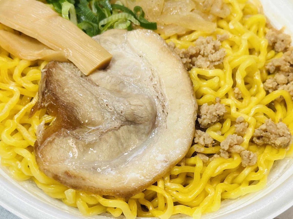 セブンイレブン 札幌すみれ監修濃厚みそラーメン 017.