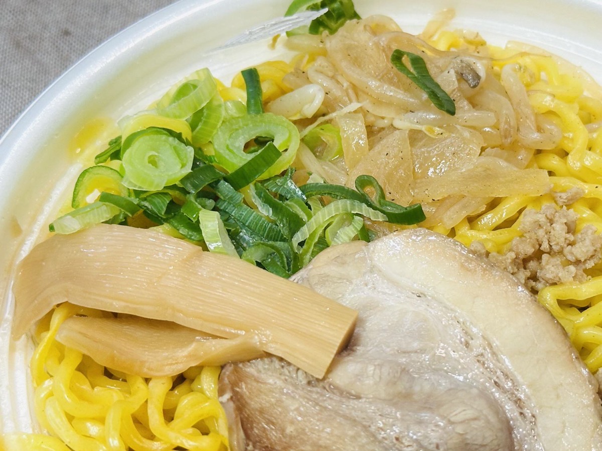 セブンイレブン 札幌すみれ監修濃厚みそラーメン 018.