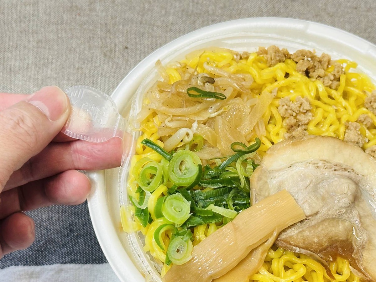 セブンイレブン 札幌すみれ監修濃厚みそラーメン 019.